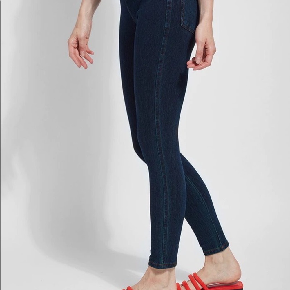 Lyssé Toothpick Denim Jegging. NWT.